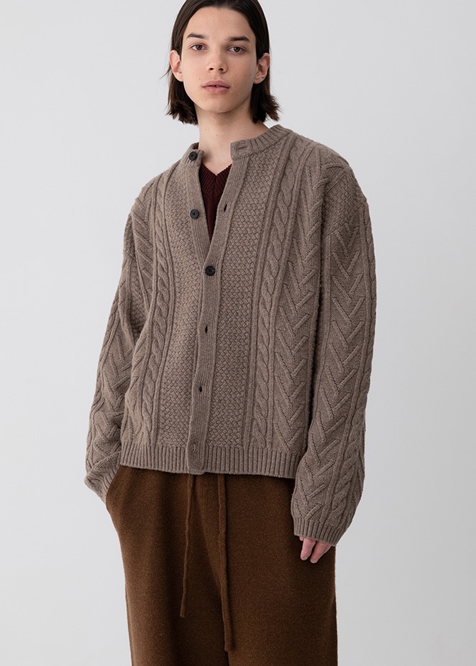 TWISTED ROUND NECK CARDIGAN [BROWN]